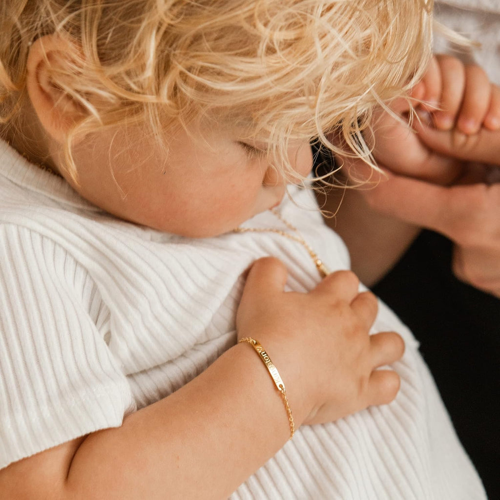 Baby Name Bar ID Bracelet Gold Plated Personalized Baby Gifts 16k Gold Dainty Hand Stamp Customized Newborn to Children First Birthday Great Gift